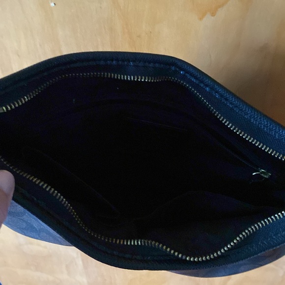 This is a gently used coach swing pack bag - Picture 3 of 7